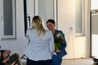 Frau Dr. Trommer bedankt sich bei Frau Schwerdtner und überreicht einen Blumengruß.