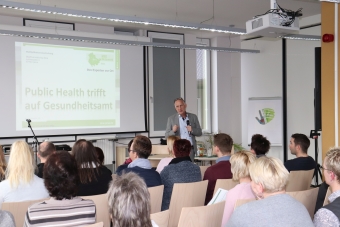  Prof. Dr. med. Dr. PH Frank Kipp, Leiter der Krankenhaushygiene im Universitäsklinikum Jena referiert über antbiotikaunempfindliche Erreger