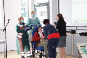 Der Rettungsdienst übergibt eine Bewohnerin an die Pflegedienstleitungen
