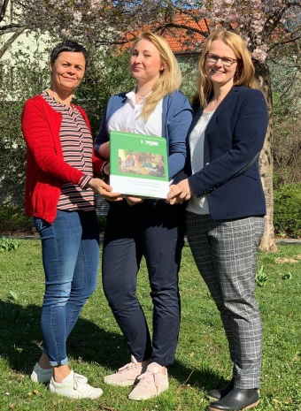 Frau Dr. Trommer, Frau Schwerdtner und Frau Dietsch präsentieren stolz das Praxishandbuch