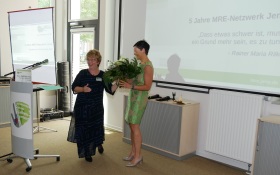 Die Amtsärztin Dipl.-Med. Antje Weise gratuliert und überreicht der Netzwerkkoordinatorin Dr. med. Sabine Trommer einen Blumenstrauß